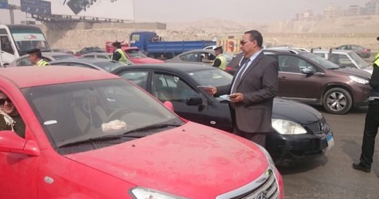 صور.. المرور يوزع كتيبات للتوعية بالقيادة السليمة على الطرق 
