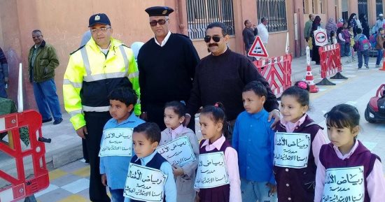 صور.. مرور الأقصر تنفذ تجربة مدينة مرورية متنقلة لتوعية الطلبة
