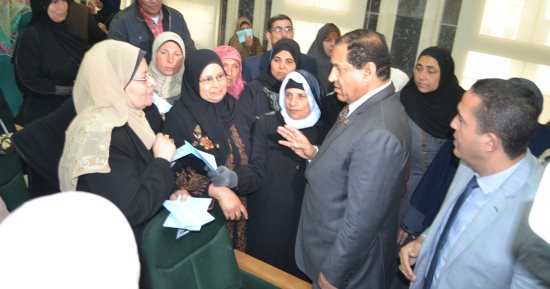 صور.. محافظ الغربية يوزع قروض بقيمة 130 ألف جنيه لـ26 سيدة معيلة