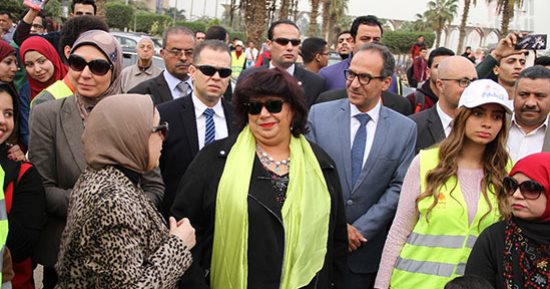 جولة لوزيرة الثقافة فى معرض القاهرة الدولى للكتاب