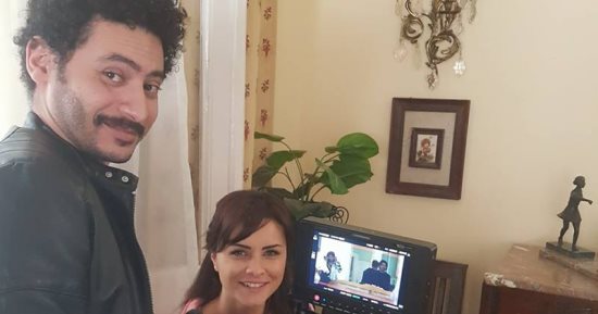 نور تمزح مع مخرج "رحيم" لياسر جلال وتجلس مكانه بموقع التصوير.. صورة