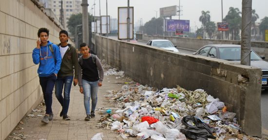 صور.. تراكم قمامة بجوار المركز القومى لنقل الدم بالجيزة
