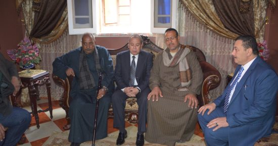 صور.. محافظ دمياط يقدم واجب العزاء لأسرة المجند محمد عيسى بـ"ميت الخولى"