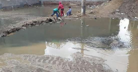 صور.. قرية سندسيس بالمحلة الكبرى تغرق فى مياه الصرف الصحى