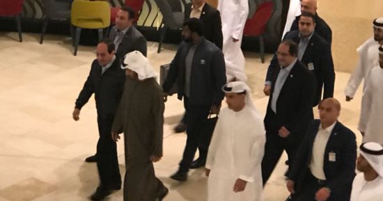 فيديو.. السيسى والشيخ محمد بن زايد يتجولان فى أحد مراكز أبوظبى التجارية 