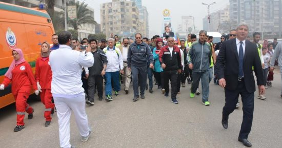 محافظ الدقهلية يشارك فى الماراثون الرياضى للشباب والرياضة للممشى 