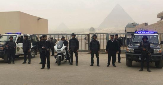 صور.. أمن الجيزة يشن حملة لإزالة الإشغالات والتعديات بالمنطقة الأثرية بالهرم
