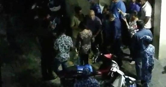 ننشر صور إلقاء شرطة المالديف القبض على الرئيس الأسبق للبلاد