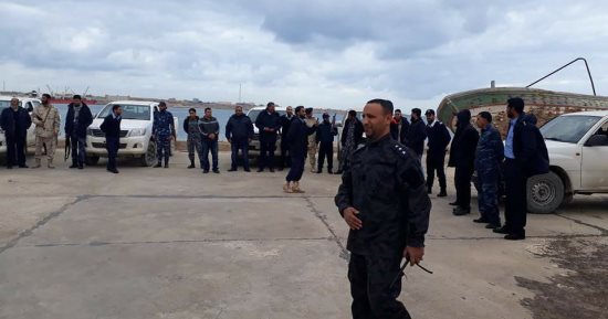 صور .. قوات خفر السواحل الليبية تواصل البحث عن صيادين مصريين مفقودين