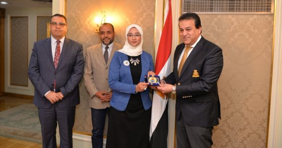 صور.. وزير التعليم العالى يكرم مكتشف ديناصور الواحات وفريق العمل