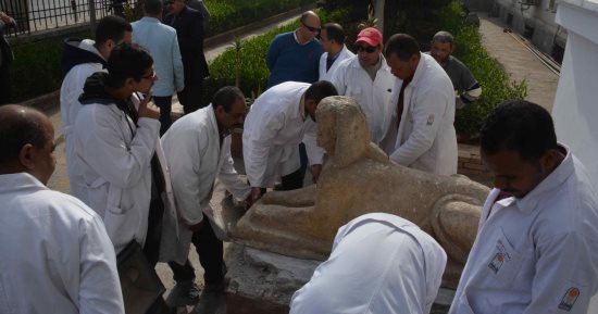 صور.. نقل تمثالين آثريين بمبنى محافظة المنيا للترميم لأول مرة منذ 88 عاما