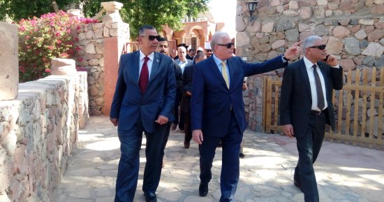 صور .. محافظ جنوب سيناء يزور رهبان دير السبع بنات ..ويؤكدون: نحن فى أمان