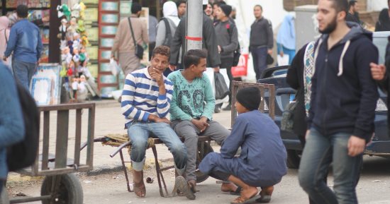 "هيلا هيلا والشدة على الله".. أحزان حمالى الكتب فى معرض الكتاب