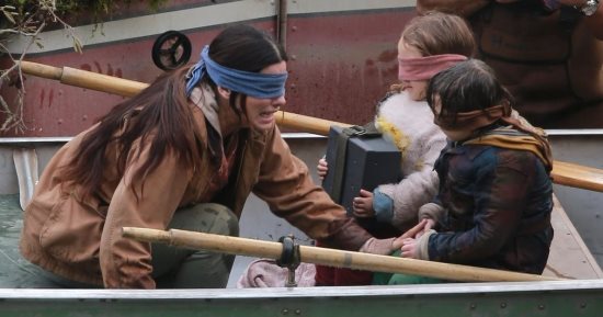 شاهد.. ساندرا بولوك معصوبة العينين فى واشنطن من أجل "Bird Box" 