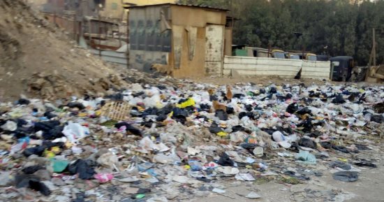 القمامة تغزو شوارع عزبة الخطيب بالجيزة