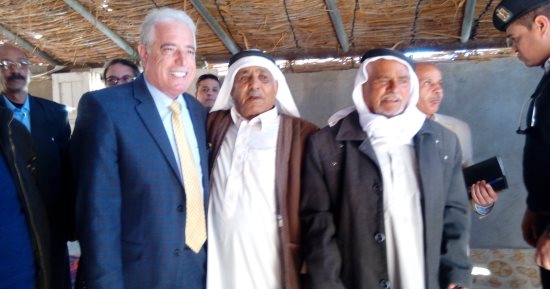 صور.. محافظ جنوب سيناء 10 آلاف جنيه لتوسيع مسجد السيل العلا بقرية الحصوة