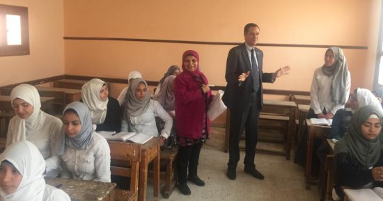 نائب وزير التعليم يتفقد الدراسة بمدارس الفيوم ويفتتح معرضا للمنتجات