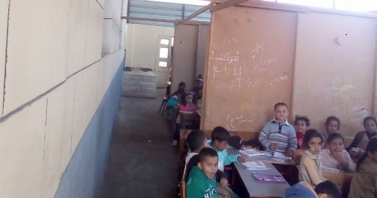 صور.. فصول من "أبلكاش" لا تصلح لحماية الأطفال من البرد بعزبة فى الغربية