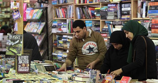 كتاب عيون التواريخ يحصل على جائزة التراث بمعرض الكتاب