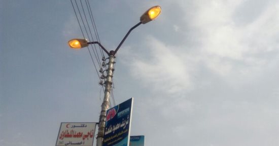قارئ يرصد أعمدة إنارة مضاءة نهارًا بمدينة الفشن فى بنى سويف