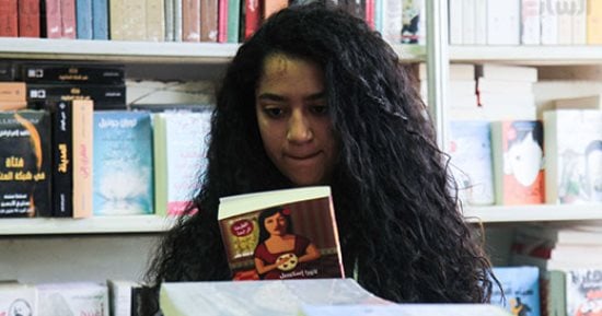 إقبال كبير على معرض الكتاب قبل انتهائه بيومين (صور)
