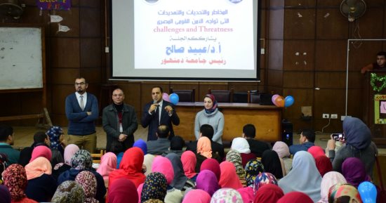 صور.. رئيس جامعة دمنهور يفتتح دورات التنمية البشرية فى كلية الصيدلة