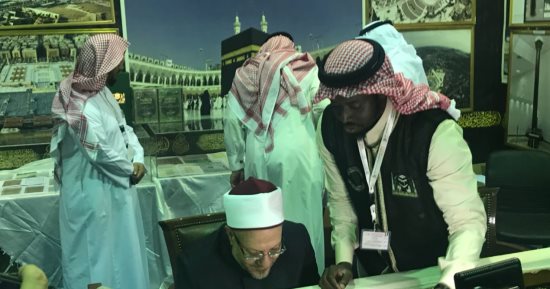 صور.. مفتى الجمهورية يزور الجناح السعودى بمعرض الكتاب