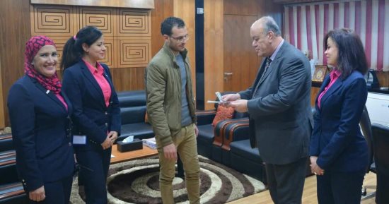 تكريم مشرف شركة نظافة المطار لإعادته حقيبة بداخلها 30 ألف جنيه.. صور
