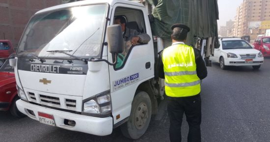 صور.. رجال المرور يوزعون كتيبات للتوعية بالقيادة السليمة على الطرق