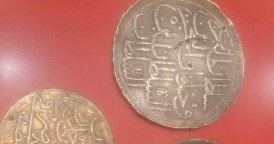 سلطات المطار تضبط "سريلانكى" حاول تهريب 20 عملة أثرية