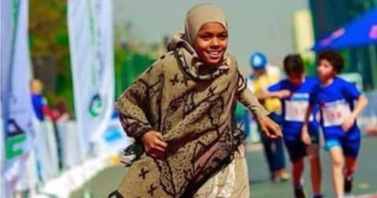 صور.. بائعة المناديل بنت أسوان تحصد المركز الأول حافية القدمين بمارثون مستشفى القلب