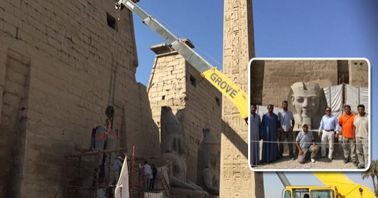 صور.. تفاصيل إعادة تجميع وتركيب تمثال جديد للملك "رمسيس الثاني" بواجهة معبد الأقصر.. البعثة المصرية تنهي 90% من العمل وترفع أجزاءه علي قاعدته الأصلية.. و 50 رجل آثار وترميم وعمال يشاركون بالحدث 