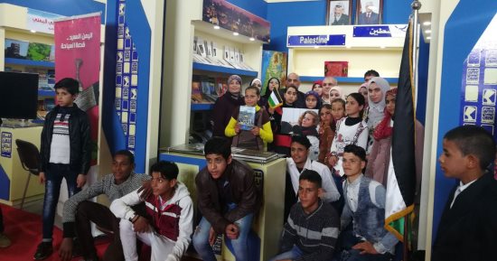 صور.. رفع علم فلسطين وسيلفى مع بورتريه عهد التميمى بمعرض الكتاب