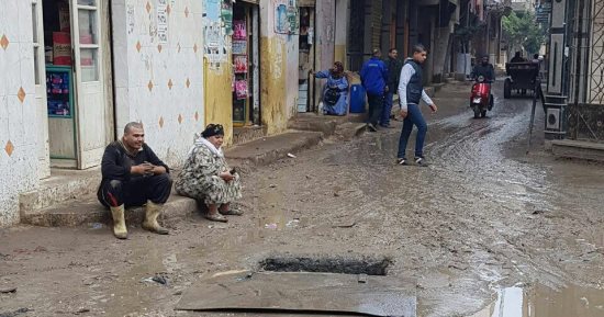 صور.. غرق شوارع 3 قرى ومدارس بمياه الصرف الصحى بالمحلة