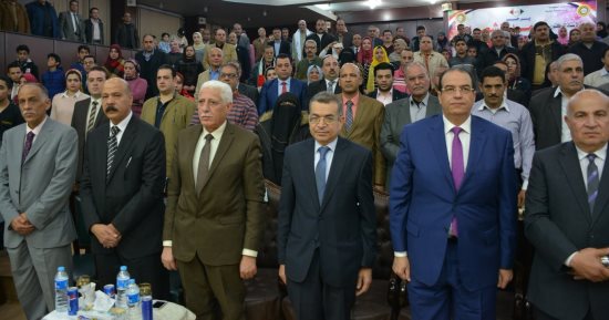 محافظ الدقهلية يكرم فريق علوم المنصورة مكتشفى حفرية ديناصور الواحات "منصورا سورس"