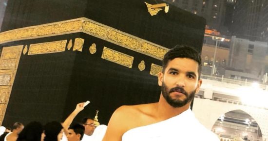 صالح جمعة يؤدى مناسك العمرة