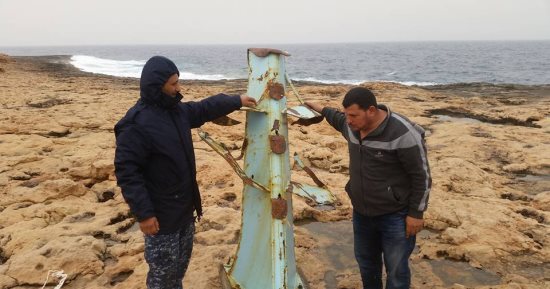 صور.. استخراج صارى مركب الصيد "الحاج ناصر" ومازال البحث عن صيادين مفقودين بليبيا