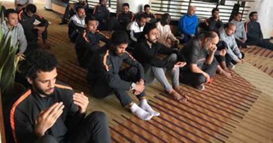 شاهد.. بعثة المقاصة تؤدى صلاة الجمعة بفندق الإقامة فى السنغال