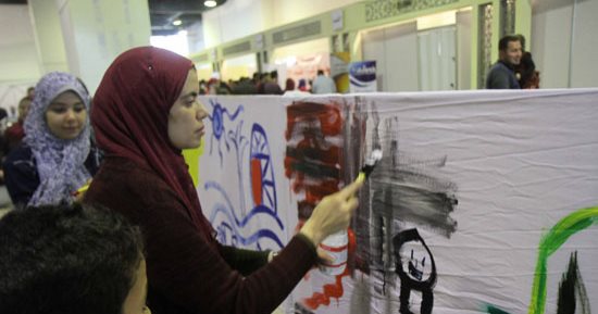 صور.. رئيسا قطاع الفنون التشكيلية وهيئة الكتاب يرسمان مع الأطفال بمعرض القاهرة