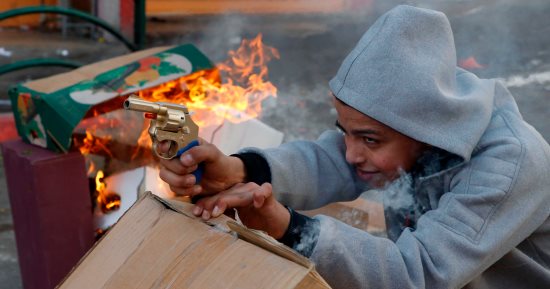 صورة.. طفل فلسطينى يواجه الاحتلال الإسرائيلى بمسدسه البلاستيك