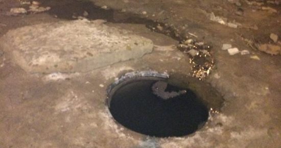 صور.. مقابر قرية الصيرافية بالشرقية تغرق فى مياه الصرف الصحى