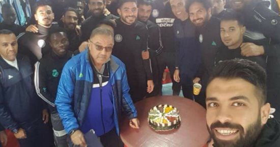 لاعبو سموحة يحتفلون بعيد ميلاد مدرب الحراس خلال معسكر الزمالك