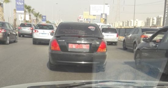 قارئ يرصد سيارة بدون لوحات معدنية أعلى المحور بمدينة 6 أكتوبر