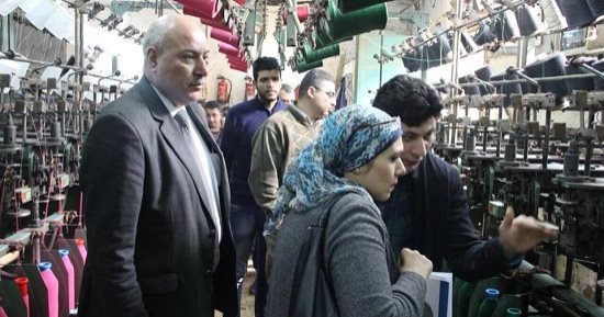 وفد من "الصناعة" يزور 600 مصنع وورشة فى أكبر قرية منتجة لأقمشة التنجيد