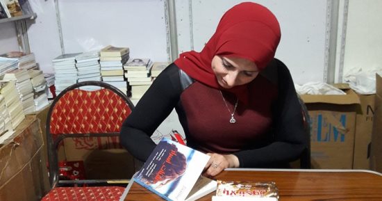 صور.. رشا فتحى توقع كتاب "البنات أسرار" بمعرض القاهرة للكتاب