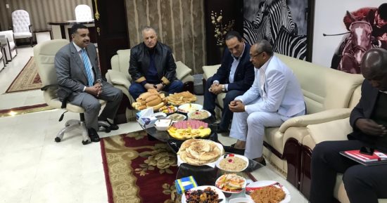 صور.. رئيس الكاف يتناول "فطير مشلتت" فى الأوكسا