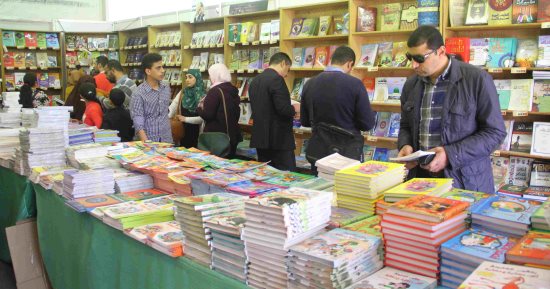 جمهور معرض الكتاب يزور أرض المعارض فى يوم الختام