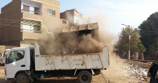 صور .. رفع 220 طن مخلفات ونواتج تطهير ترع بالقوصية