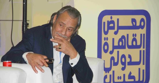 فاروق الفيشاوى يلقى قصيدة لـ سيد حجاب فى حفل ختام معرض الكتاب