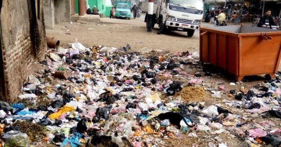 قارئ يشكو من تراكم القمامة أمام مدرسة ببولاق الدكرور
